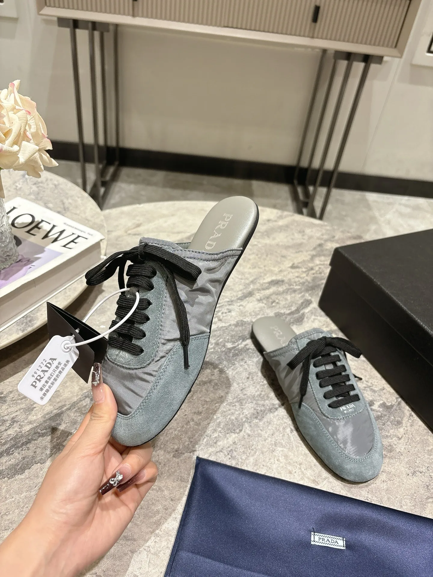 👟👟Ex-factory price 502👟👟 Prada Prada spring and summer show thin-soled moral training shoes for women. The 25ss show style item with the highest export rate. The suede upper has a texture, and the inner sheepskin is wrapped. It is soft and waxy. The insole is thickened with lambskin. It is extremely comfortable to step on, has a sense of support, and feels well wrapped. The shoe shape is full of wrapping, light, easy to wear and practical, a casual shoe, original molded rubber outsole Size: 35-39 (40 41 customized, non-refundable)